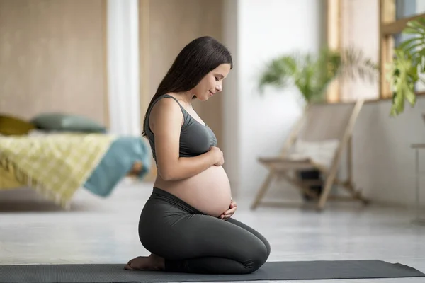 Doğum Konsepti Aktif Kıyafetli Güzel Bir Kadın Evde Yoga Minderi — Stok fotoğraf