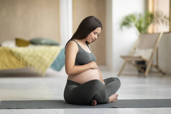 Wanita Cantik Muda Mengharapkan Bayi Duduk Pada Mat Yoga Dan — Stok Foto
