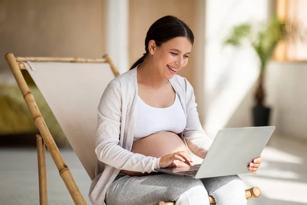 Retrato Joven Mujer Embarazada Feliz Que Relaja Silla Con Ordenador — Foto de Stock