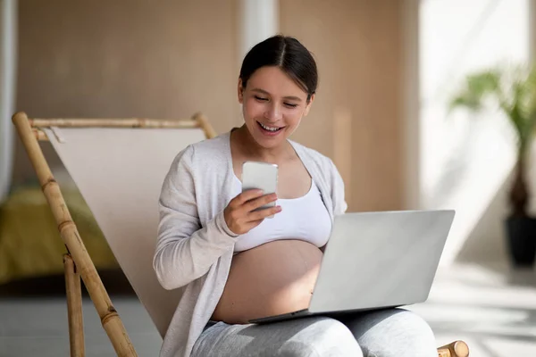 Mujer Embarazada Feliz Usando Teléfono Móvil Ordenador Portátil Casa Alegre — Foto de Stock