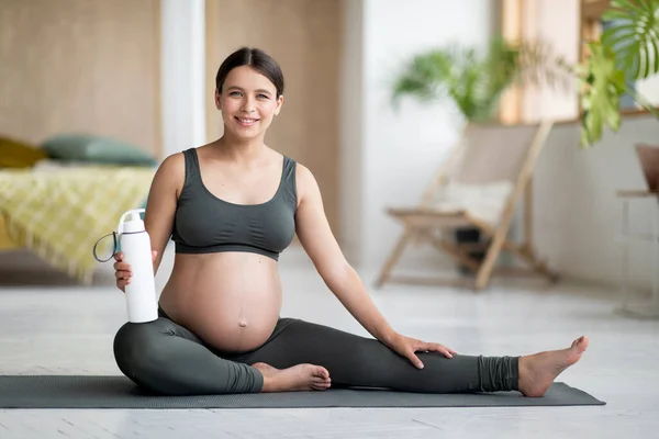 Portrait Smiling Pregnant Woman Activewear Posing Yoga Mat Home Happy — Stok Foto