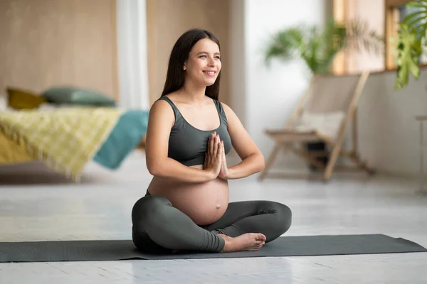 Feliz Joven Embarazada Entrenando Yoga Pose Loto Casa Sonriente Mujer — Foto de Stock