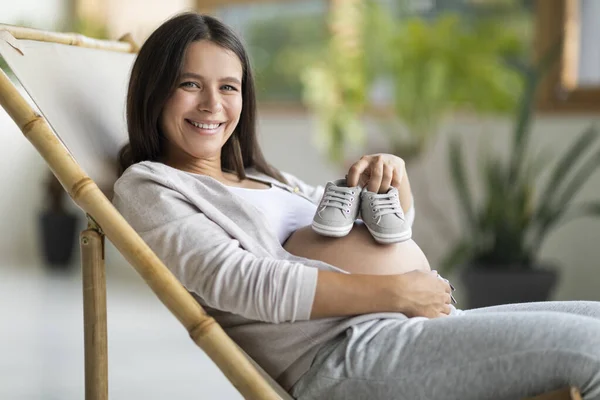 Portrait Beautiful Pregnant Female Placing Small Baby Shoes Her Belly — Stok Foto