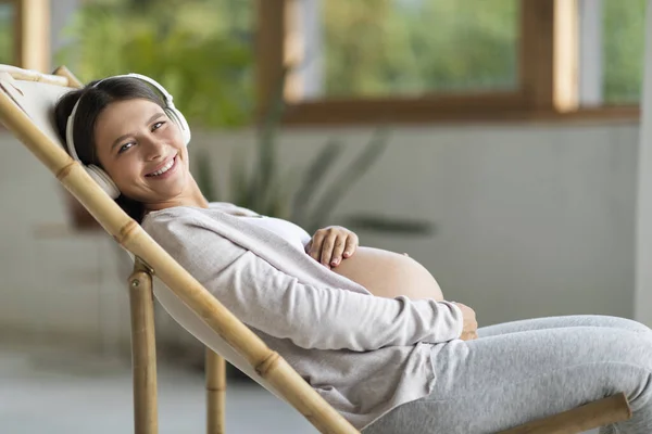 Hamilelik Tatili Mutlu Hamile Bir Kadın Kablosuz Kulaklıkla Müzik Dinlerken — Stok fotoğraf