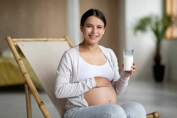 Kalsiyum Içeceği Gülümseyen Genç Hamile Kadın Elinde Sütle Bardakla Karnına — Stok fotoğraf