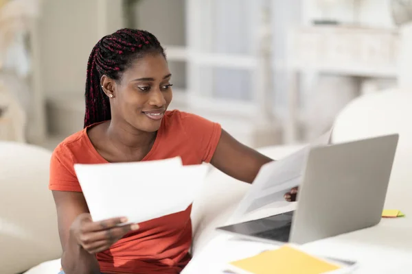 Mujer Negra Trabajando Con Papeles Computadora Portátil Oficina Hogar Sonriendo — Foto de Stock