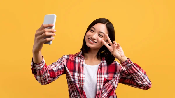 Juguetón Asiático Dama Tomando Selfie Smartphone Mostrando Paz Gesto Webcamera — Foto de Stock
