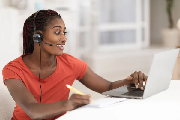 Ensino Distância Sorrindo Mulher Negra Estudo Headset Online Com Laptop — Fotografia de Stock