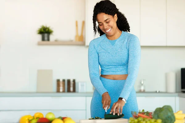 Спортивная Африканская Американка Готовит Здоровую Вегетарианскую Еду Готовит Овощной Салат — стоковое фото