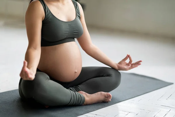 Hamilelik Yogası Genç Hamile Bir Kadının Evde Meditasyon Yaparken Bebek — Stok fotoğraf