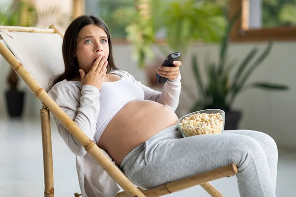 Contenidos Choque Mujer Embarazada Asustada Viendo Televisión Comiendo Palomitas Maíz — Foto de Stock