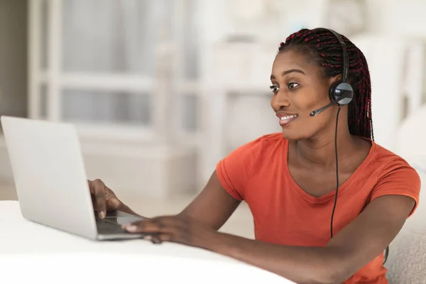 Videogesprek Jonge Zwarte Vrouw Headset Het Maken Van Teleconferentie Laptop — Stockfoto