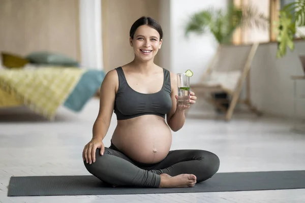Zdrowy Drink Piękna Uśmiechnięta Kobieta Ciąży Trzymająca Szklankę Wody Plastrami — Zdjęcie stockowe