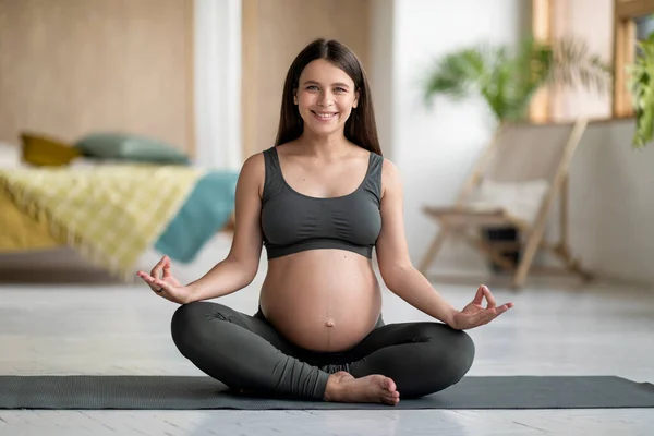 Sonriendo Joven Embarazada Que Medita Estera Aptitud País Mujer Embarazada — Foto de Stock