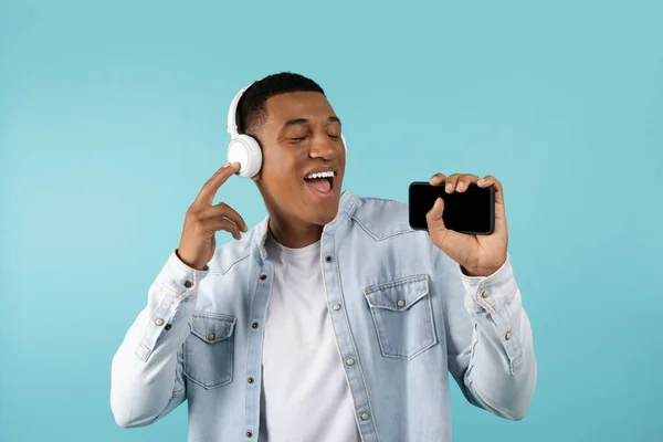 Χαίρομαι Που Ένας Νεαρός Αφροαμερικάνος Τζιν Ασύρματα Ακουστικά Τραγουδάει Smartphone — Φωτογραφία Αρχείου