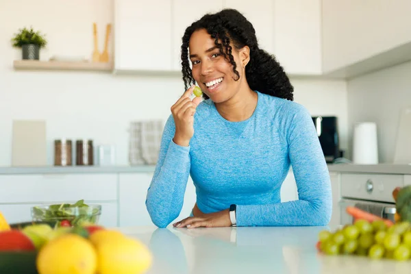 Donna Afro Americana Forma Positiva Abbigliamento Sportivo Mangiare Frutta Merenda — Foto Stock