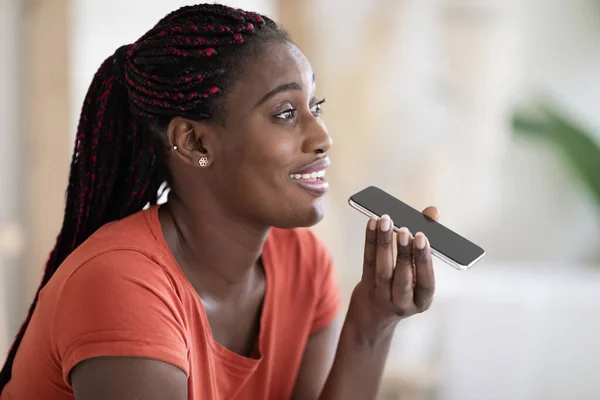 Closeup Shot Happy Black Woman Gravando Mensagem Voz Smartphone Enquanto — Fotografia de Stock