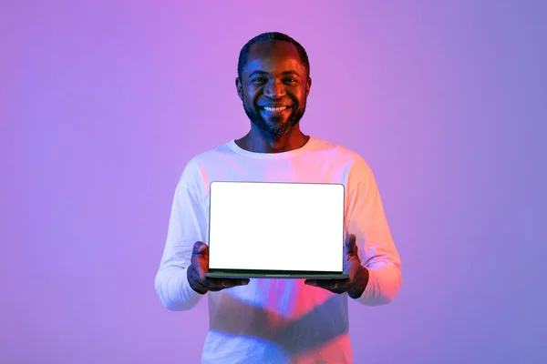 Positieve Aantrekkelijke Stijlvolle Afrikaanse Amerikaanse Volwassen Man Met Gloednieuwe Laptop — Stockfoto