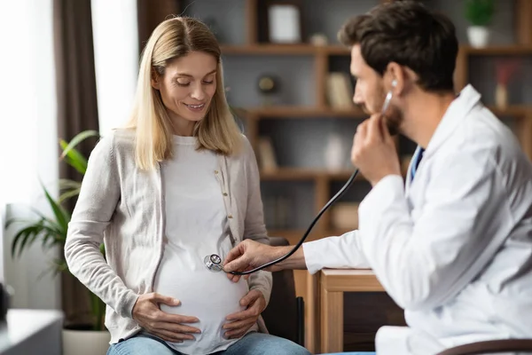 Prenatální Péče Porodník Lékař Dělat Check Těhotné Ženy Porodnici Mužský — Stock fotografie