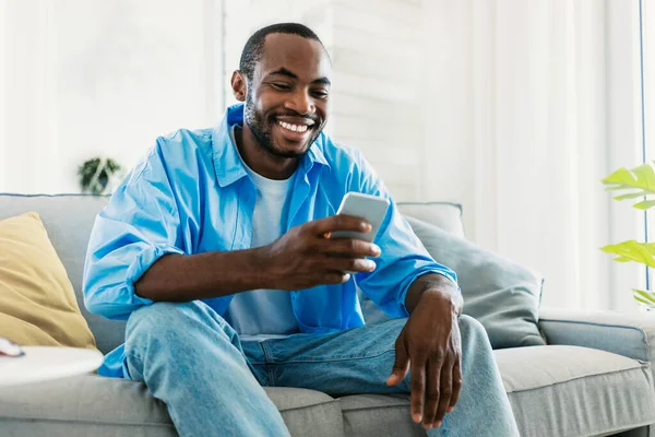 Cool Gadget Concepto Aplicación Retrato Del Hombre Negro Feliz Usando —  Fotos de Stock