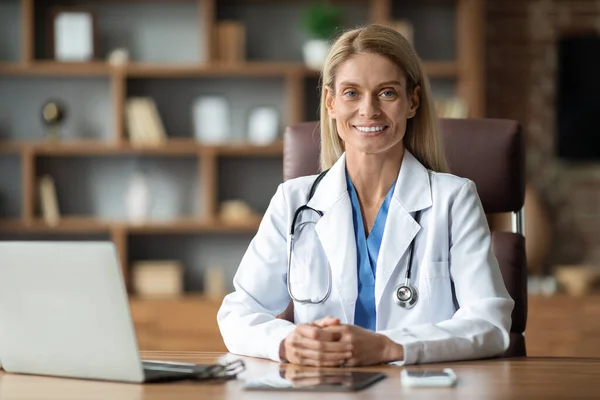 Schöne Lächelnde Ärztin Uniform Sitzt Schreibtisch Mit Laptop Arbeitsplatz Professionelle — Stockfoto