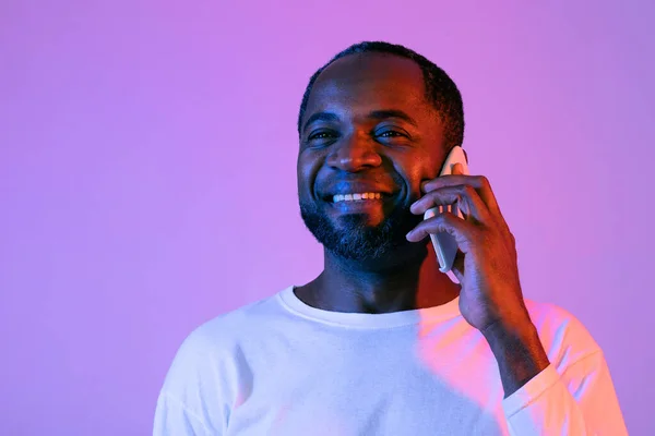 Щасливий Зрілий Афроамериканець Білому Який Має Телефонну Розмову Кимось Посміхається — стокове фото