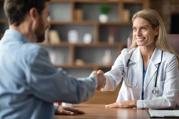 Lächelnde Doktordame Uniform Schüttelt Männlichen Patienten Während Eines Gesprächs Büro — Stockfoto