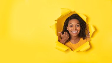 Heyecanlı Afrikalı Amerikalı Kadın Yırtık Kağıtta Poz Veriyor Başparmağıyla Stüdyoda Mesaj Reklamı İçin Boş Yer Gösteriyor. Bu Teklif Konseptini Kontrol Et. Panorama