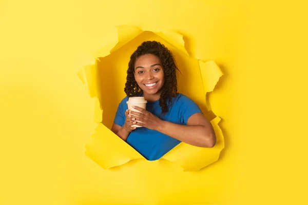 Щаслива Чорна Леді Каву Тримаючи Паперовий Стаканчик Посміхаючись Камеру Позування — стокове фото