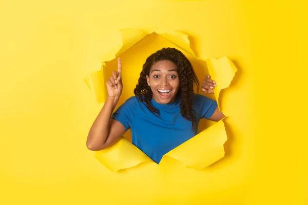 Mulher Negra Excitada Apontando Dedo Para Cima Tendo Ideia Sorrindo — Fotografia de Stock
