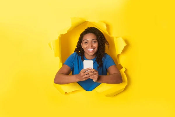 Счастливая Афроамериканка Пользующаяся Мобильным Телефоном Снимающая Камеру Дыре Разорванной Бумаге — стоковое фото