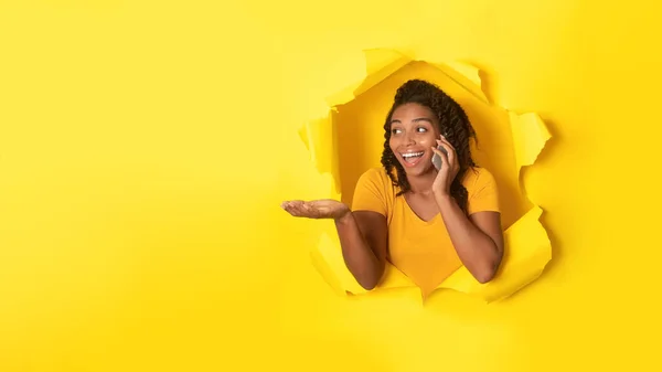 Femme Afro Américaine Joyeuse Parlant Téléphone Regardant Côté Espace Copie — Photo