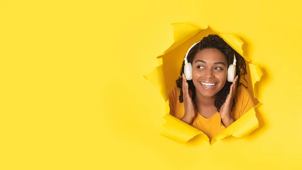 Happy African American Woman Wears Earphone Listening Music Online Looking — стокове фото