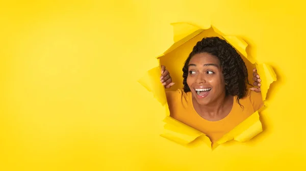 Радостная Афроамериканская Леди Пэлтроу Оборванной Бумаге Глядя Сторону Возбуждающей Рекламе — стоковое фото