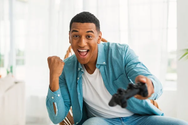 Satisfecho Emocionado Joven Afroamericano Masculino Con Joystick Jugando Juego Línea — Foto de Stock