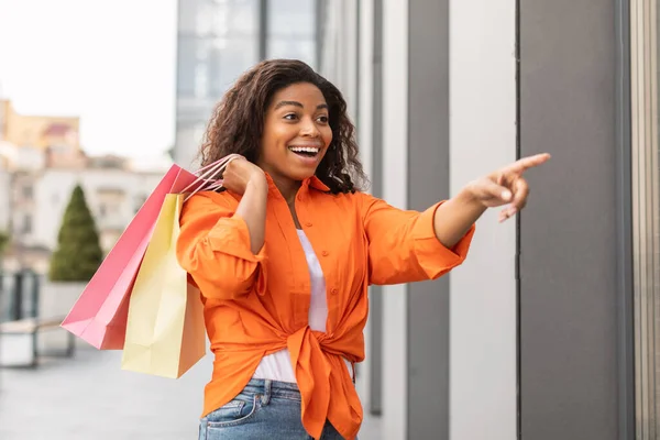 Mutlu Heyecanlı Afro Amerikalı Genç Bir Bayanı Bir Sürü Alışveriş — Stok fotoğraf