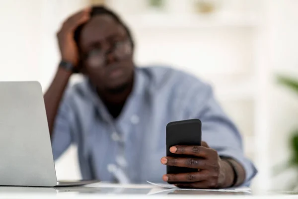 Молодий Афроамериканський Чоловік Використовує Смартфон Сидячи Столі Офісі Пасивний Чорний — стокове фото