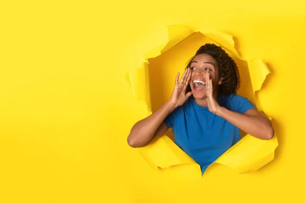 口内広告の近くで手を取り合う幸せな黒人女性黄色い紙の背景に空のスペースポジションを脇に見る素晴らしいオファー 広告バナー — ストック写真