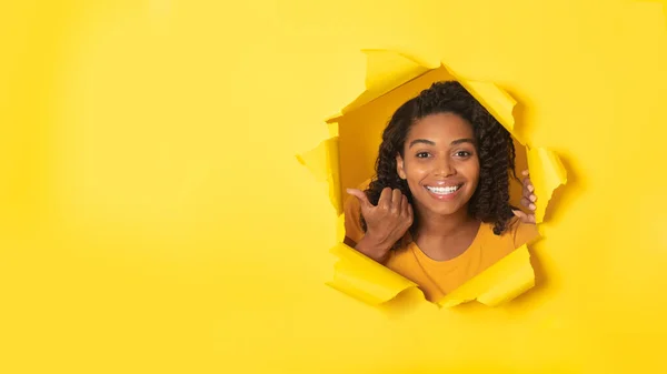 Mulher Afro Americana Excitada Posando Buraco Papel Amarelo Rasgado Apontando — Fotografia de Stock
