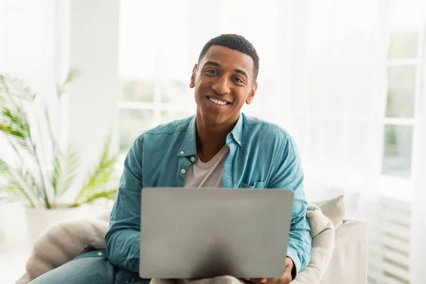 Χαρούμενος Ελκυστικός Νεαρός Αφροαμερικάνος Άνδρας Συνομιλία Υπολογιστή Και Εργασία Στο — Φωτογραφία Αρχείου