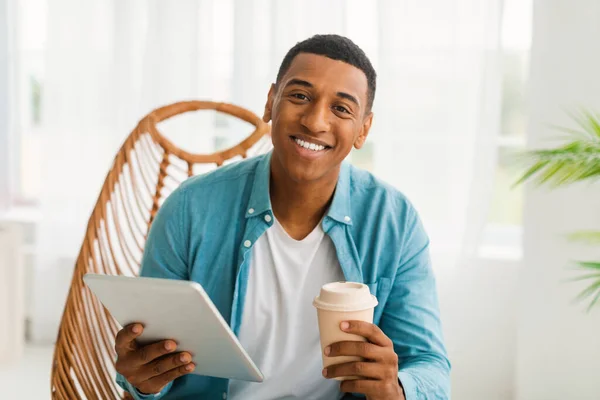 Χαίρομαι Νεαρός Αφροαμερικανός Άνδρας Φλιτζάνι Καφέ Takeaway Απολαύσετε Ποτό Tablet — Φωτογραφία Αρχείου