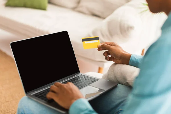 Millennial Afrikansk Amerikan Kille Med Kreditkort Och Laptop Med Tom — Stockfoto