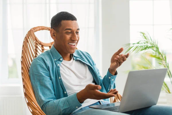 Neşeli Afro Amerikalı Genç Bir Adamın Bilgisayarında Hafif Oturma Odasında — Stok fotoğraf