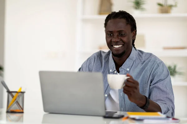 Afstandswerk Happy Black Freelancer Guy Drinken Van Koffie Het Gebruik — Stockfoto