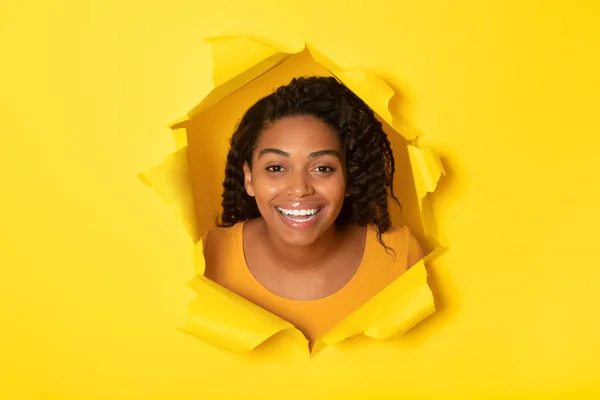 Retrato Senhora Afro Americana Feliz Papel Amarelo Rasgado Posando Olhando — Fotografia de Stock