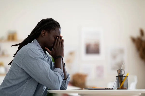Вид Збоку Депресивний Молодий Афроамериканський Чоловік Сидить Столі Комп Ютером — стокове фото