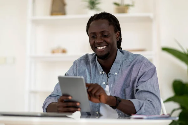 Moderne Technologieën Vrolijke Jonge Zwarte Man Met Behulp Van Digitale — Stockfoto