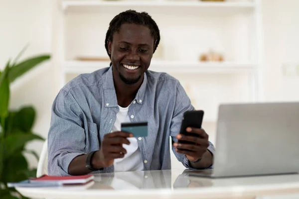Concepto Comercio Electrónico Hombre Negro Sonriente Sosteniendo Tarjeta Crédito Usando —  Fotos de Stock