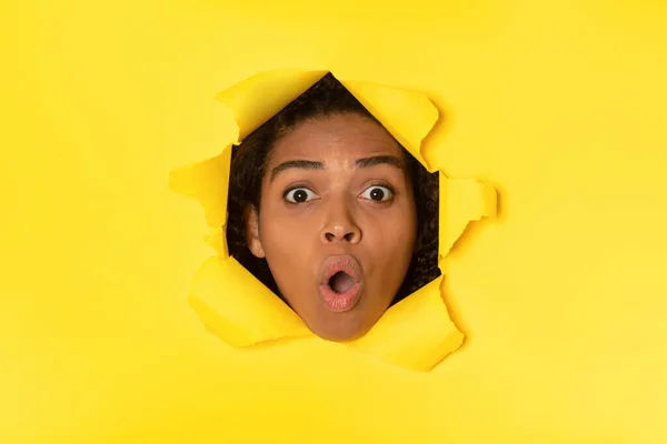 Omg Schockierte Afroamerikanerin Blickt Durch Ein Loch Zerrissenen Gelben Papier — Stockfoto