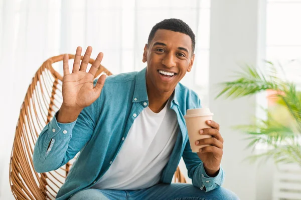 Feliz Millennial Hombre Afroamericano Con Taza Café Para Llevar Mano — Foto de Stock